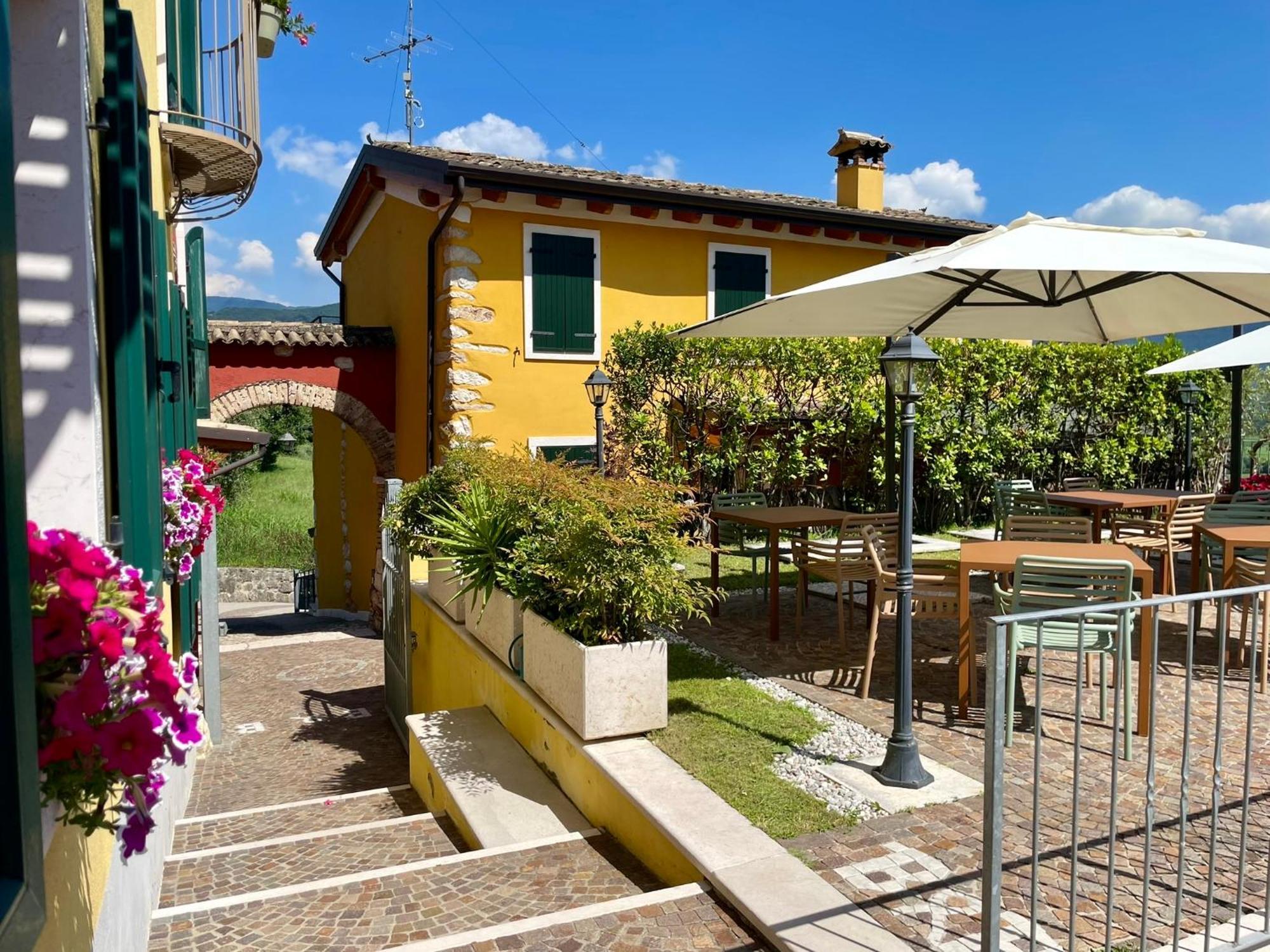 Relais Fontana Rosa B&B Wellness Caprino Veronese Exterior photo
